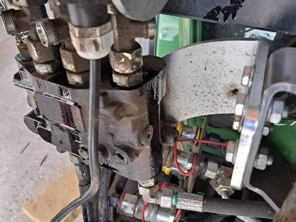 Bild 3:Frontlader Steuerblock