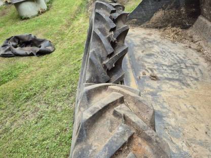 Bild 8:2 Stk. Traktorreifen 11.2/10-28