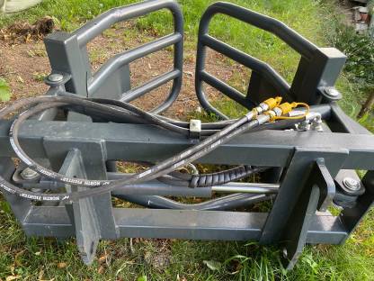 Bild 2:Rundballenzange