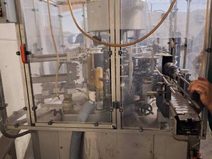 Bild 4:Leimetikettiermaschine