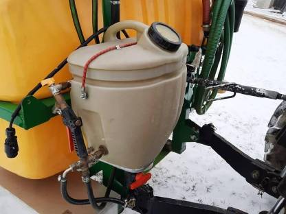 Bild 2:4-reihige Maissämaschine + Folienleger Kverneland