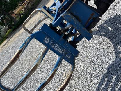 Bild 3:Rundballenzange Göweil