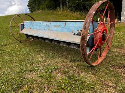 Bild 2:Düngestreuer