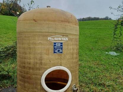 Bild 3:Polyestertank mit Mannloch