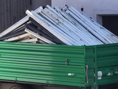 Bild 6:Weiße Weidezaun-Pfähle (2,20 m) + Halter und Kappen