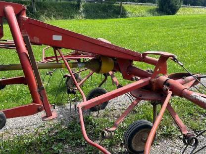 Bild 5:Pöttinger Kreiselheuer 446