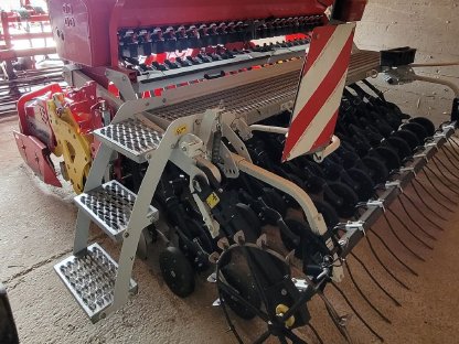 Bild 2:Pöttinger Kreiselegge mit Sämaschine Lion 302