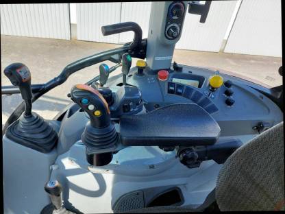 Bild 4:Steyr Kompakt 4085 mit Hauer Frontlader und Forstausrüstung