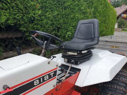 Bild 5:Kleintraktor mit Schneeschild und Schneefräse Gravely 818T