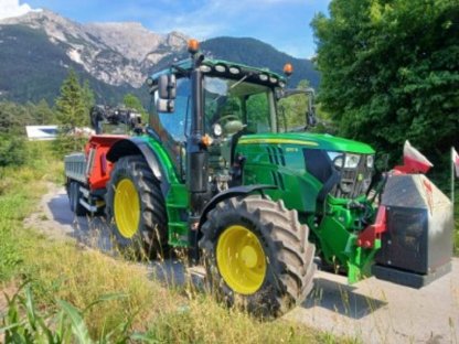 Bild 4:John Deere Traktor mit Gögl Anhänger und Hiab 118es Kran