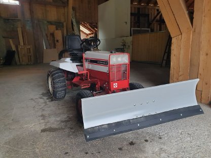 Bild 2:Kleintraktor mit Schneeschild und Schneefräse Gravely 818T