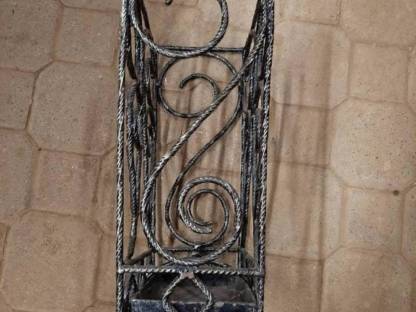 Bild 3:Schmiedeeiserner Schirmständer