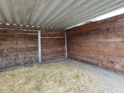 Solider Holz Metall Pferde-/Geräteschuppen – 8×3 m