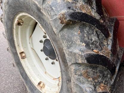 Bild 2:Traktorreifen 420/70-R28