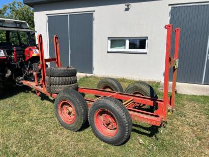 Bild 2:Anhänger für Holztransport