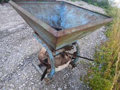 Bild 4:Anbaugeräte, Sämaschine, Grubber