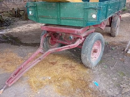 Zwei kleine Anhängerwagen