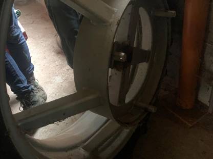 Bild 2:Zwilingsräder 12.4R36