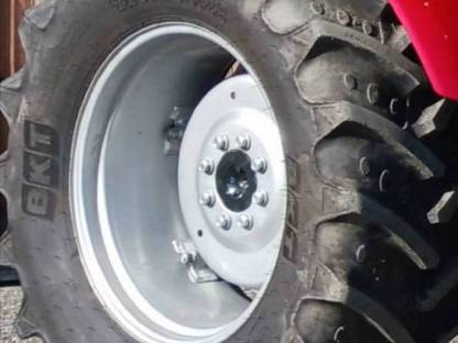 BKT Kompletträder 420/70R28 und 320/70R20 Case