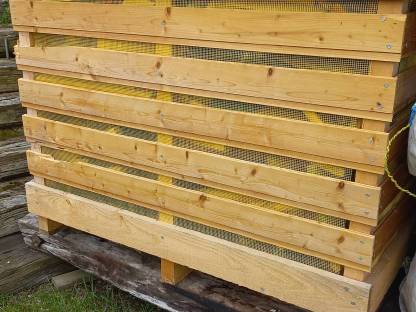 Brennholz in Holzkisten, Holzrundballen Stiebelholz