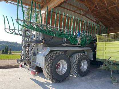 Bild 5:Güllefass Wienhoff VT 12.000 Schleppschlauch