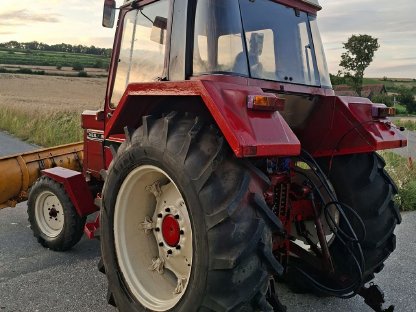 Bild 3:IHC 745 XL mit Schneepflug und Kulturräder