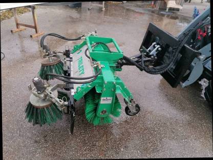 Bild 2:Kehrmaschine hydr. Trilety mit zwei Seitenbürsten
