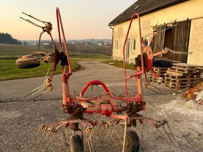 Bild 2:Kreiselzettwender Niemeyer HRE 40 H