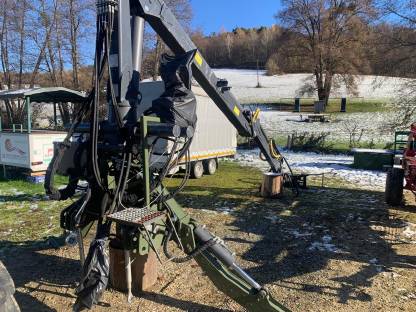 Bild 8:FARMA Forstkran 8,5 m, 3-Punkt mit Flopdown Abstützung CAT 2/3