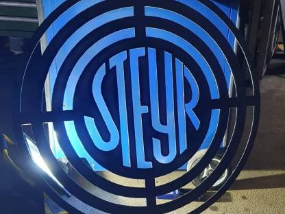 Steyr Logo, Traktor, Blech, rund 95 cm Dm.