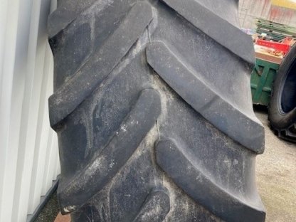 Bild 9:Gebrauchte Traktorreifen