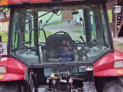 Bild 4:Case JXU 85 mit Frontlader