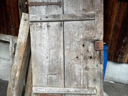 Bild 2:Alte Holztüren