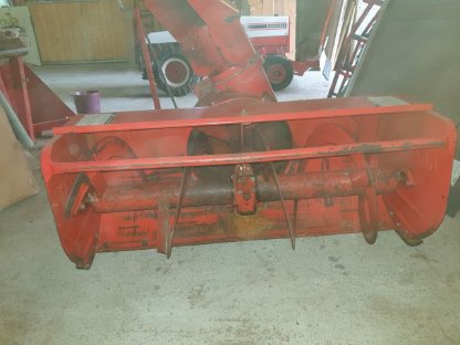 Bild 3:Kleintraktor mit Schneeschild und Schneefräse Gravely 818T