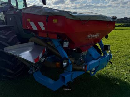 Bild 8:Monosem 8-Reihig mit Fronttank