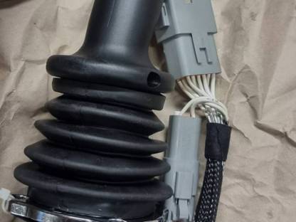 Bild 2:AKON Frontladersteuergerät 95 l/min L.S. el.-Prop.