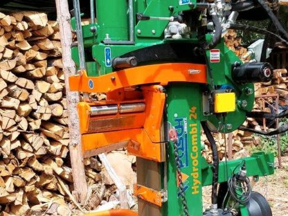 Bild 6:Posch HydroCombi 24 mit Funkseilwinde 750 Holzspalter