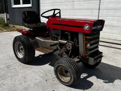 Bild 2:Massey Ferguson 12 Oldtimer Rasentraktor