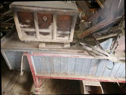 Alte Dreschmaschine und Windmühle und anderesachen