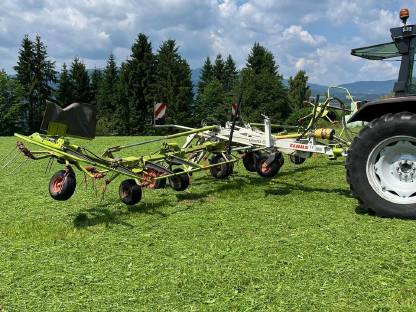 Bild 2:Claas Volto 900T