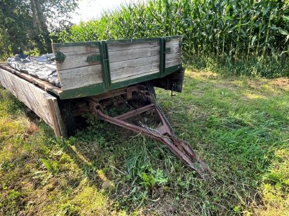 Bild 4:In die Jahre gekommener Traktoranhänger abzugeben