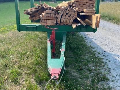 Bild 3:Holzanhänger