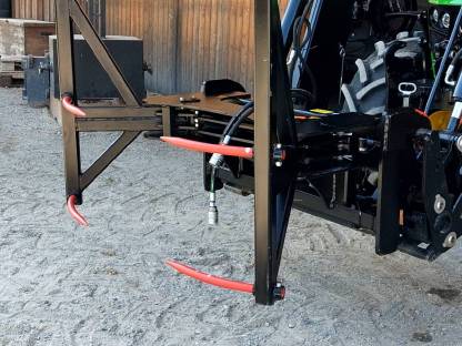 Bild 2:Rundballenzange