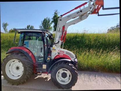 Bild 9:Steyr Kompakt 4085 mit Hauer Frontlader und Forstausrüstung