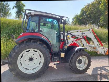 Bild 2:Steyr Kompakt 4085 mit Hauer Frontlader und Forstausrüstung