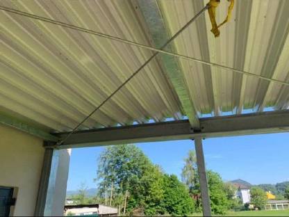 Bild 4:Massives Carport aus Stahlträgern