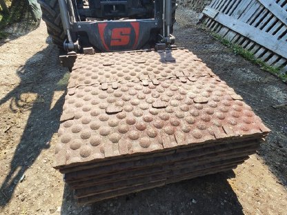 Bild 2:Robuste Fallschutzmatten – rechteckig – ideal für Pferde