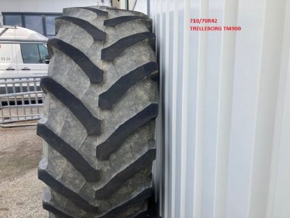 Bild 7:Gebrauchte Traktorreifen