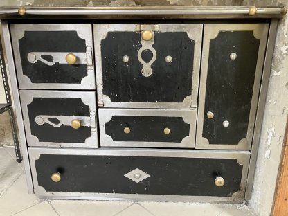 Bild 2:Kredenz, Holzherd und Eckbank