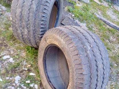 Bild 4:Reifen für Radlader und Traktoren